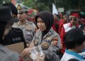 Saat Demo di Gedung Sate Bandung, Polwan Bagi-bagi Air Mineral pada Demonstran