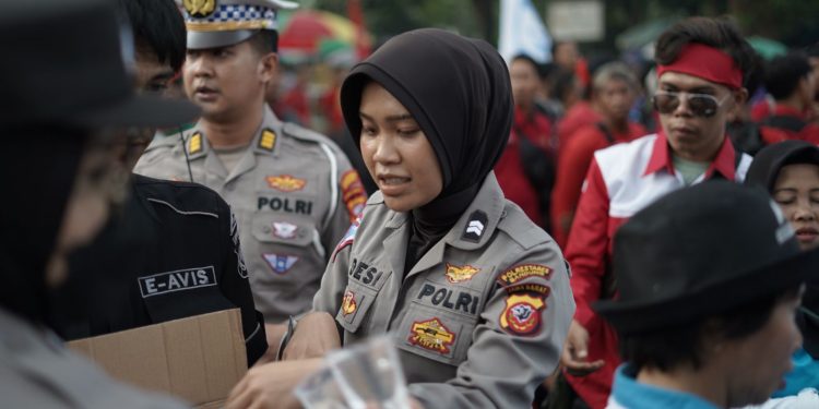 Saat Demo di Gedung Sate Bandung, Polwan Bagi-bagi Air Mineral pada Demonstran