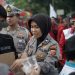 Saat Demo di Gedung Sate Bandung, Polwan Bagi-bagi Air Mineral pada Demonstran