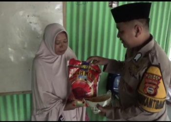 Peduli, Bhabinkamtibmas di Gowa Bagikan Sembako dan Iqroq Ke Guru Ngaji serta Santri