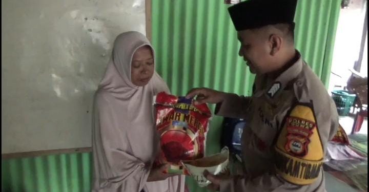 Peduli, Bhabinkamtibmas di Gowa Bagikan Sembako dan Iqroq Ke Guru Ngaji serta Santri