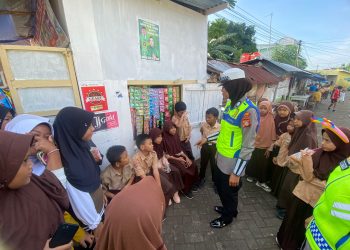 Tekan Angka Lakalantas, Patroli Polwan Satlantas Polres Gowa Terus Lakukan Sosialisasi Tertib Berlalu Lintas Ke Pelajar