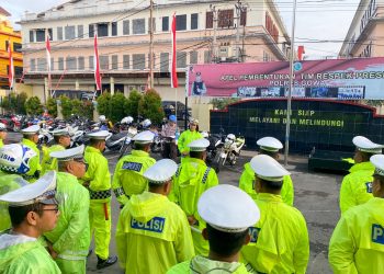 SIAP BERTUGAS, SAT LANTAS POLRES GOWA APEL PAKAI JAS HUJAN