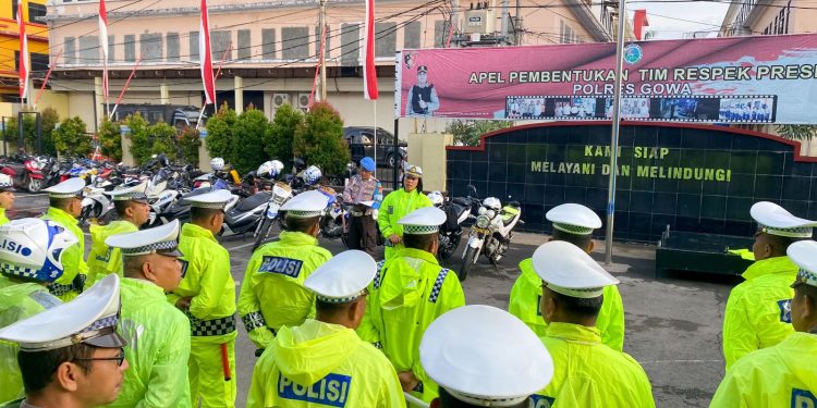 SIAP BERTUGAS, SAT LANTAS POLRES GOWA APEL PAKAI JAS HUJAN