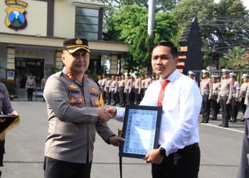 Berhasil Ungkap kasus Pengeroyokan di Bantaran Sungai Brantas, Anggota Sat Reskrim  Diganjar Penghargaan