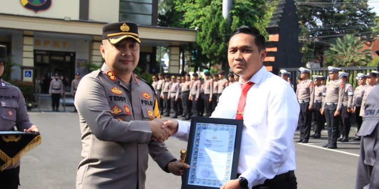 Berhasil Ungkap kasus Pengeroyokan di Bantaran Sungai Brantas, Anggota Sat Reskrim  Diganjar Penghargaan