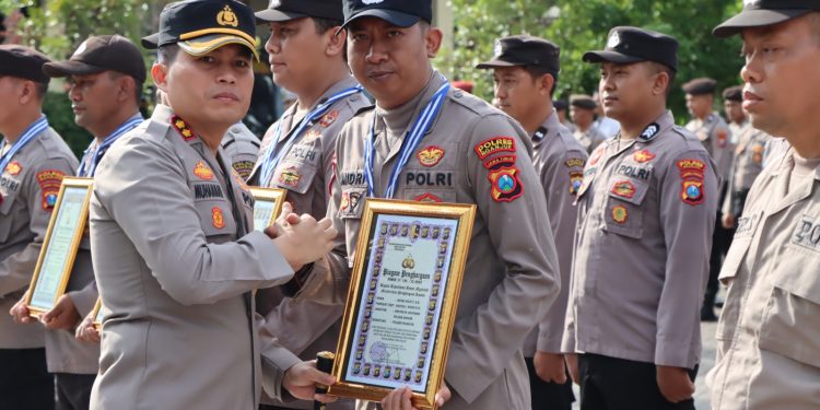 Kapolres Nganjuk Apresiasi Prestasi 23 Anggota Polri dengan Piagam Penghargaan