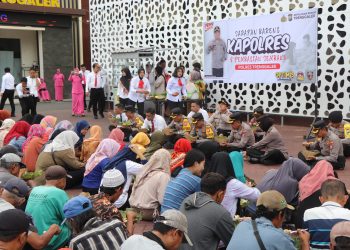 Dari Tukang Becak Hingga Warga Tak Mampu di Trenggalek Terima Bansos dan Sarapan Bareng Kapolres