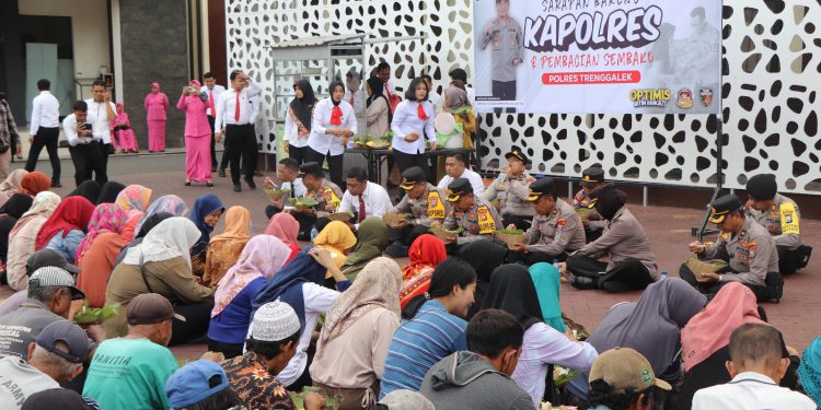 Dari Tukang Becak Hingga Warga Tak Mampu di Trenggalek Terima Bansos dan Sarapan Bareng Kapolres
