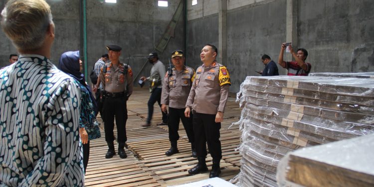 Pastikan Logistik Pemilu 2024  Aman, Kapolres Kediri Kota Cek Gudang KPU