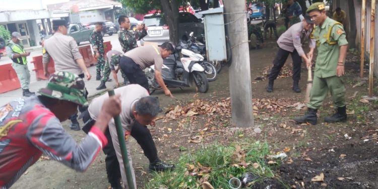 Kabid Humas Polda Jabar : Sinergitas TNI-POLRI Klari Bersama Elemen Lainnya Gotong Royong Bersihkan Saluran Air