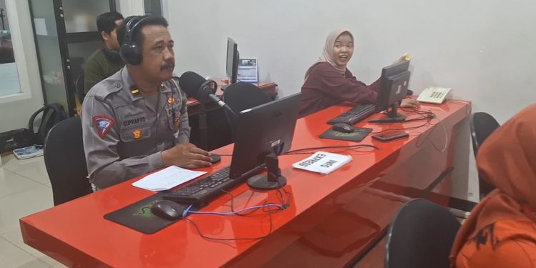 Sampaikan Imbauan Tertib Berlalu Lintas, Satlantas Polres Kediri Kota Gandeng Media