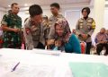 Polda Jatim Bersama Korbinmas Baharkam Polri Gelar Bakti Kesehatan dan Salurkan 15.000 Paket Sembako