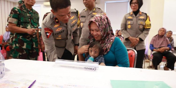 Polda Jatim Bersama Korbinmas Baharkam Polri Gelar Bakti Kesehatan dan Salurkan 15.000 Paket Sembako