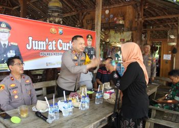 Di Jum’at Curhat : Kapolres Kediri Kota Ajak Warga Jaga Kamtibmas Jelang Pemilu 2024