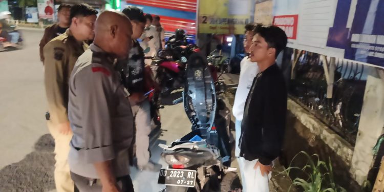 Ciptakan kondisi aman dan kondusif TRIPIKA Kec. Somba Opu laksanakan cipkon melalui patroli malam.