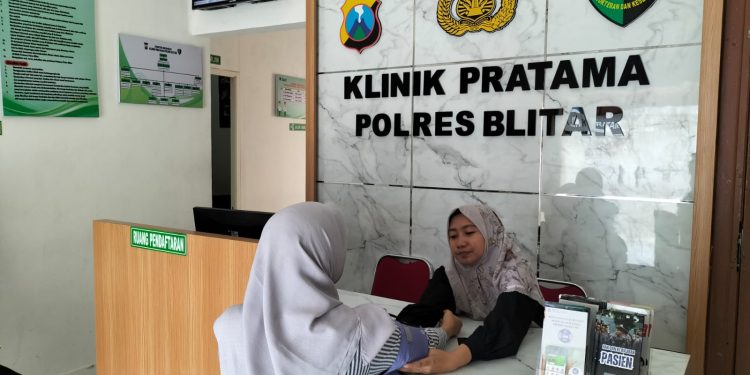 Polres Blitar Gelar Bakti Sosial dan Bakti Kesehatan di Klinik Pratama