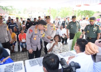 Kapolri dan Panglima TNI Berikan Bantuan Kesehatan Gratis di Maluku