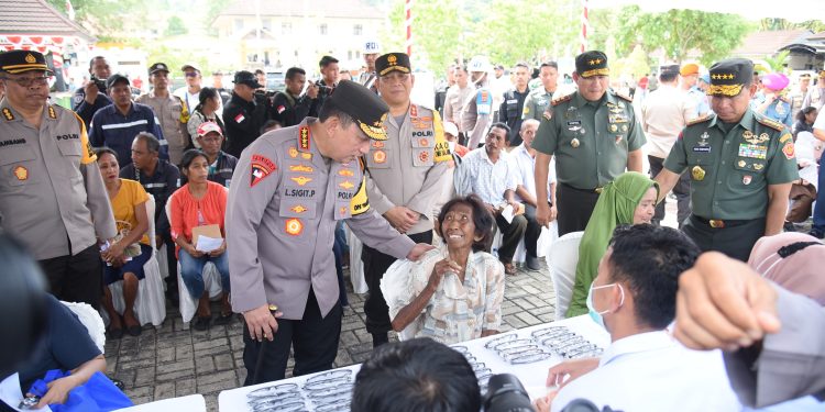 Kapolri dan Panglima TNI Berikan Bantuan Kesehatan Gratis di Maluku