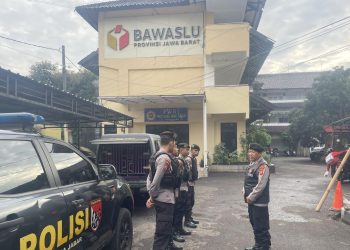 CEGAH GANGGUAN KAMTIBMAS JELANG PEMILU, PERSONEL POLDA JABAR PATROLI KE KANTOR BAWASLU PROVINSI JABAR