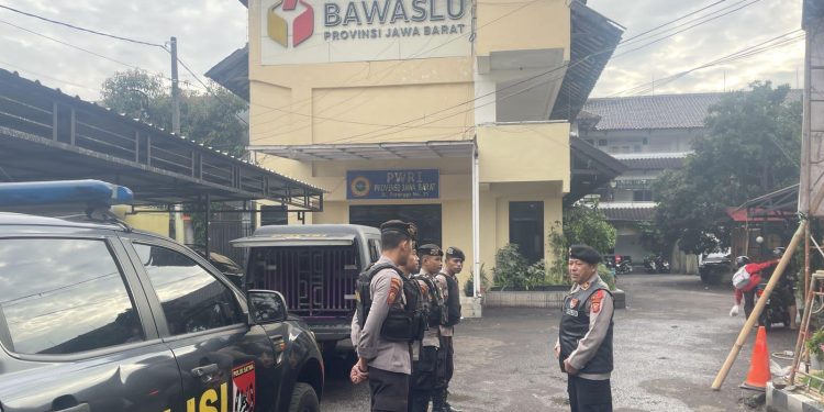 CEGAH GANGGUAN KAMTIBMAS JELANG PEMILU, PERSONEL POLDA JABAR PATROLI KE KANTOR BAWASLU PROVINSI JABAR