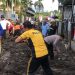 Sinergitas Polres Batu Bersama TNI dan Warga Bersihkan Lumpur Akibat Banjir Lalulintas Kembali Lancar