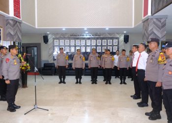 Kapolda Sulsel Beri Penghargaan Personil  Polda Sulsel Yang Berprestasi Dalam Tugas dan Giat Kepolisian