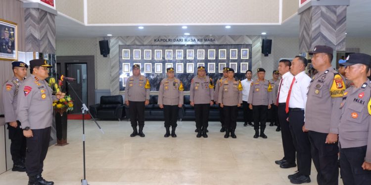 Kapolda Sulsel Beri Penghargaan Personil  Polda Sulsel Yang Berprestasi Dalam Tugas dan Giat Kepolisian