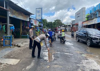 ANTISIPASI KECELAKAAN, KASAT LANTAS POLRES GOWA TURUN LANGSUNG SURVEY JALAN RUSAK