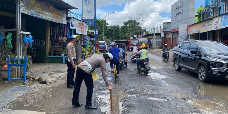 ANTISIPASI KECELAKAAN, KASAT LANTAS POLRES GOWA TURUN LANGSUNG SURVEY JALAN RUSAK