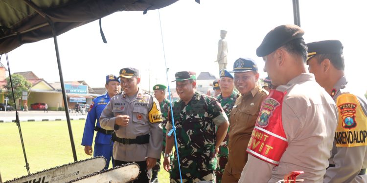 Polres Blitar Gelar Apel Gabungan Kesiapsiagaan Bencana Hidrometeorologi di Alun-Alun Kanigoro