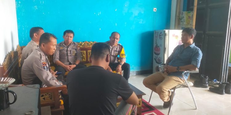 Wujud Peduli, Kapolsek Bontonompo Jenguk Anggotanya Yang Sakit