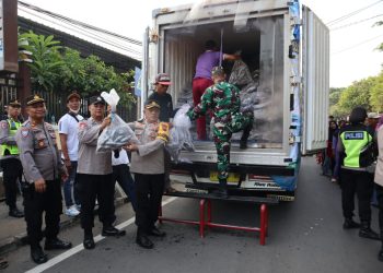 Cegah Stunting, Polres Batang Bagikan Ikan Segar