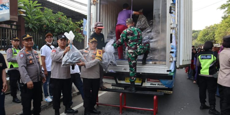 Cegah Stunting, Polres Batang Bagikan Ikan Segar
