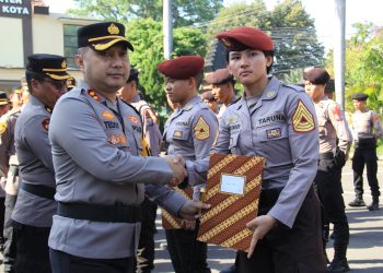 Kapolres Kediri Kota Pimpin Pemberian Penghargaan Pada Anggota Dan Taruna Akpol TK IV Angkatan 55 Yang Berprestasi