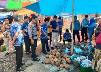 KAPOLSEK BONTONOMPO POLRES GOWA CEK HARGA SEMBAKO JELANG NATARU