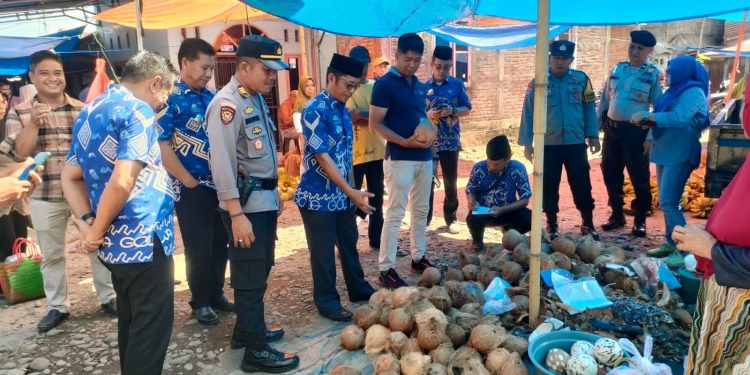 KAPOLSEK BONTONOMPO POLRES GOWA CEK HARGA SEMBAKO JELANG NATARU
