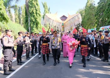 Irjen Pol.Andi Rian , Tiba Di Polda Sulsel Di Sambut Budaya Anngaru  dan Tarian Paduppa Polwan Polrestabes Makassar