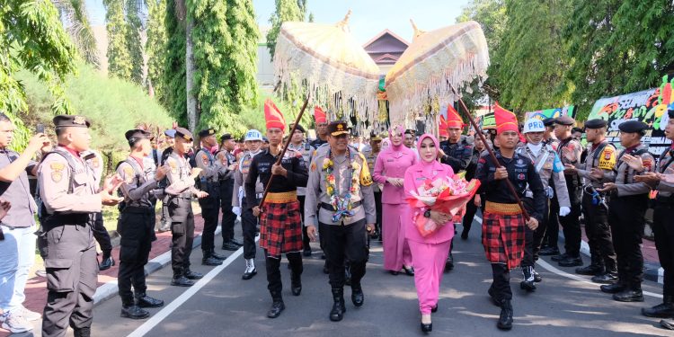 Irjen Pol.Andi Rian , Tiba Di Polda Sulsel Di Sambut Budaya Anngaru dan Tarian Paduppa Polwan Polrestabes Makassar