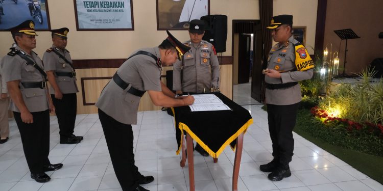 Kapolres Blitar Kota Pimpin Sertijab Wakapolres dan Kapolsek Kepanjenkidul