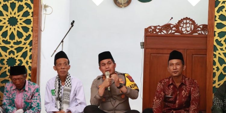 Jum’at Curhat : Polres Nganjuk Ajak Jamaah untuk Ciptakan Situasi Kamtibmas Yang Aman Jelang Pesta Demokrasi