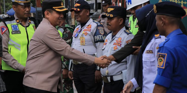 Kapolres Madiun Tinjau Kesiapan Personel di Pos Pengamanan Jelang Hari Natal dan Tahun Baru