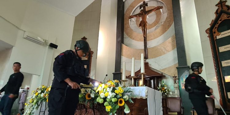 Polres Kediri Kota Libatkan Unit Jibom Sterilisasi Gereja Menjelang Ibadah Natal