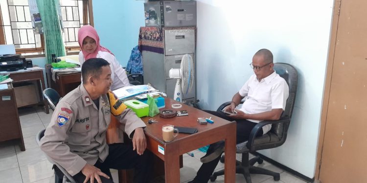 Sambang ke Warga, Bhabinkamtibmas Polsek Boja Ajak Masyarakat Ciptakan Situasi Sejuk Jelang Pemilu