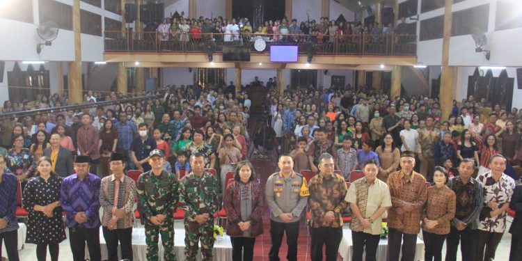 Pastikan Malam Misa Natal Aman, Kapolres Kediri Kota Bersama Forkopimda Kunjungi Gereja
