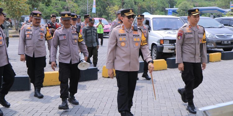 Kapolres Madiun Turun Langsung Pantau  Keamanan Malam Natal di Kab. Madiun