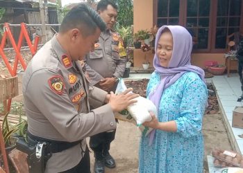 Kabid Humas Polda Jabar : Polri Peduli, Polisi Berikan Paket Sembako Kepada Korban Kebakaran