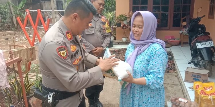 Kabid Humas Polda Jabar : Polri Peduli, Polisi Berikan Paket Sembako Kepada Korban Kebakaran