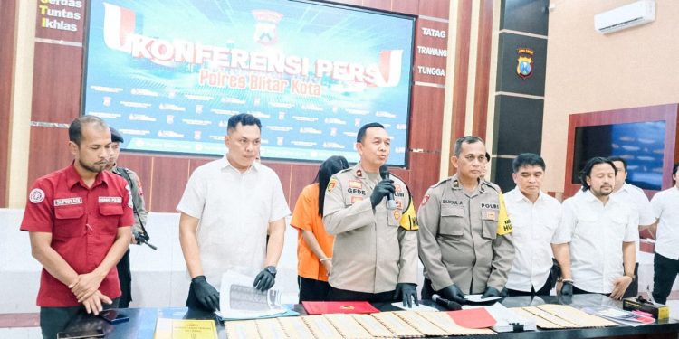 Buron 3 Tahun, Polres Blitar Kota Tangkap Kasir BPR Yang Gelapkan Uang Nasabah Rp 1 Miliar