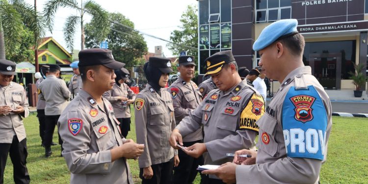 Tegakkan Disiplin, Penampilan dan Kelengkapan Anggota Polres Batang Diperiksa